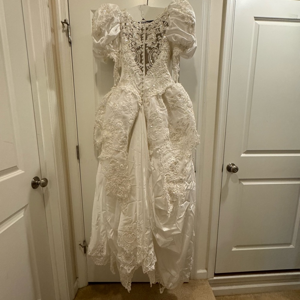 Elegant White Lace Wedding Dress